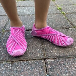 B1G2F 🚨 Vibram Kids Fuchsia Athletic Shoes